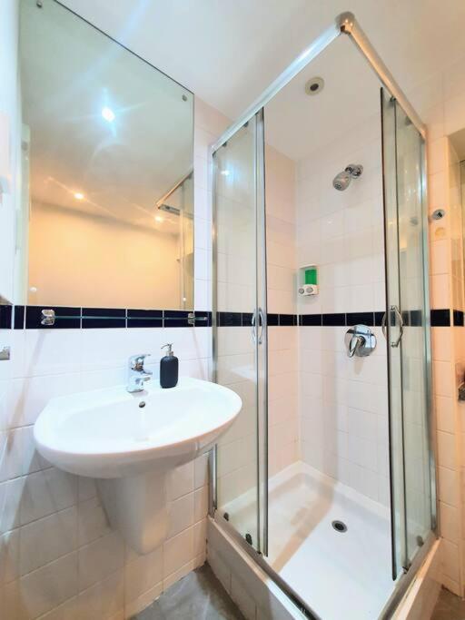 Contemporary Modern Studio Apartment - City Centre Бирмингам Екстериор снимка