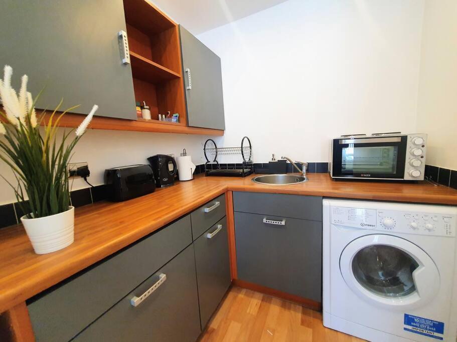 Contemporary Modern Studio Apartment - City Centre Бирмингам Екстериор снимка